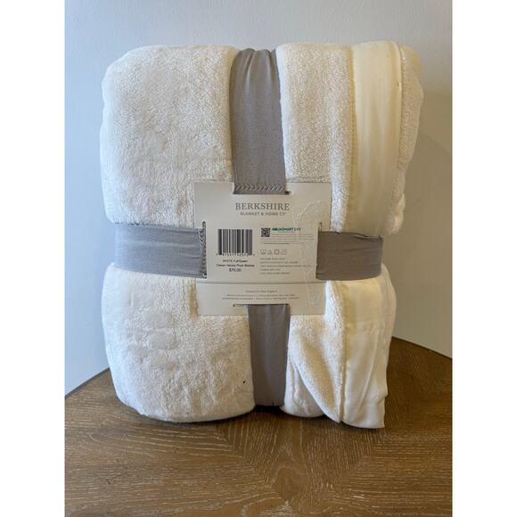 Berkshire Classic Velvety Plush Full Queen Blanket White 90x90 Ultra Soft New - Picture 3 of 3